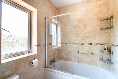 Bilik mandi di Harmony House- Impeccable 4-Bed in Derby