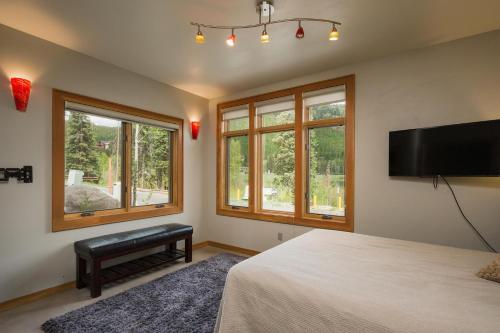 um quarto com uma cama e uma televisão de ecrã plano em Twilight 192 Tacoma Drive em Durango Mountain Resort