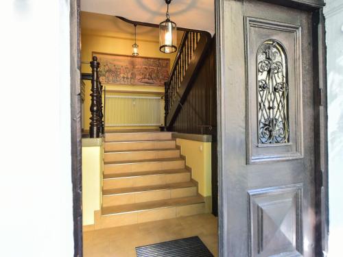 um corredor com escadas que levam a uma casa em The Cozy Lindau No 1 em Lindau