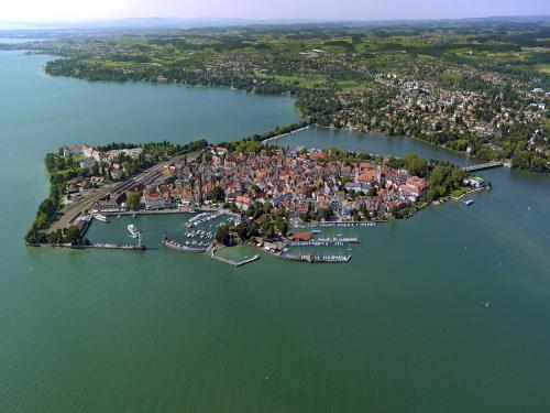 uma vista aérea de uma pequena ilha na água em Die Trauminsel 2 em Lindau