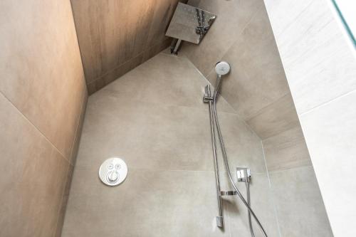 eine Dusche mit Duschkopf im Bad in der Unterkunft Ferienwohnung Lagatha in Westerland