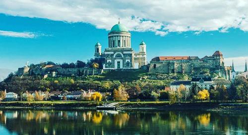 Zdjęcie z galerii obiektu White Luxury Villa Esztergom w mieście Ostrzyhom