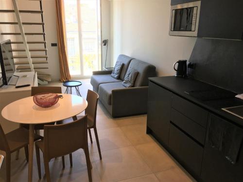 un salon avec une table et un canapé dans l'établissement Duplex balcon centre mer 502, à Nice