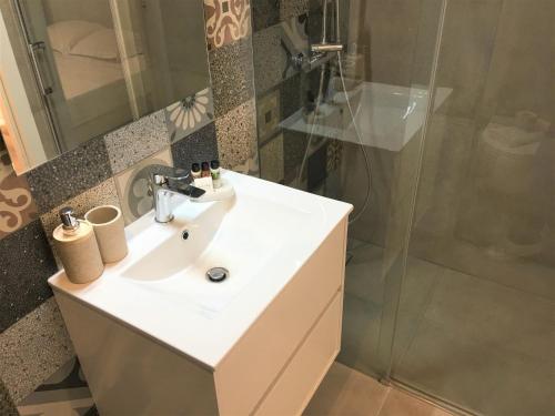 une salle de bain avec un lavabo blanc et une douche dans l'établissement Duplex balcon centre mer 502, à Nice