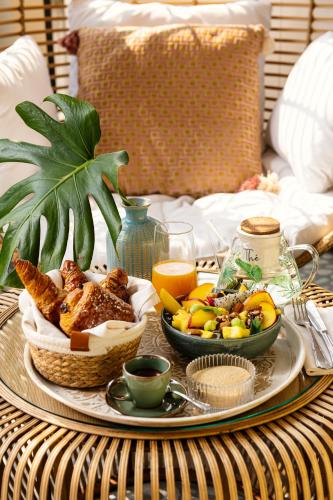 - une table de petit-déjeuner avec une assiette de nourriture et de fruits dans l'établissement ODSweet Duomo Milano Hotel, à Milan