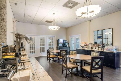 Εστιατόριο ή άλλο μέρος για φαγητό στο Clarion Inn & Suites Central Clearwater Beach