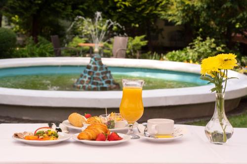 uma mesa com uma bandeja de comida e um copo de sumo de laranja em Hotel Hutnik em Stalowa Wola
