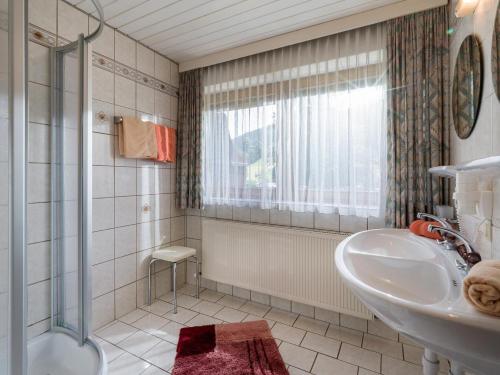 W łazience znajduje się umywalka i prysznic. w obiekcie Landhaus Alpina w mieście Scheffau am Wilden Kaiser
