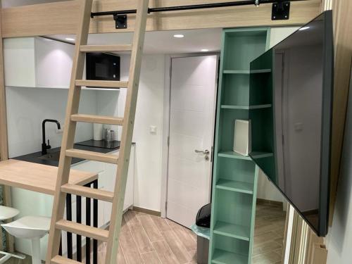 A kitchen or kitchenette at ZEUS DESIGN Mini Studio Vienna #5a