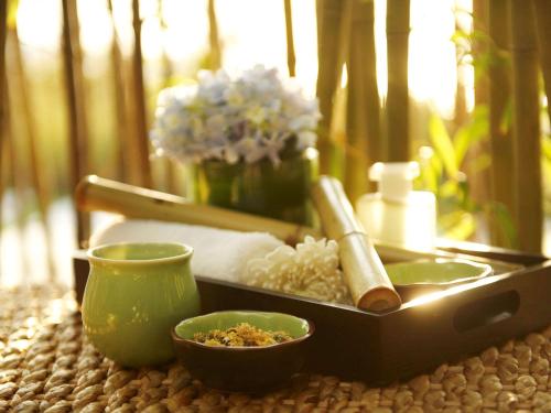 a table with a tray of rice and two cups at Fairmont Yangcheng Lake in Kunshan
