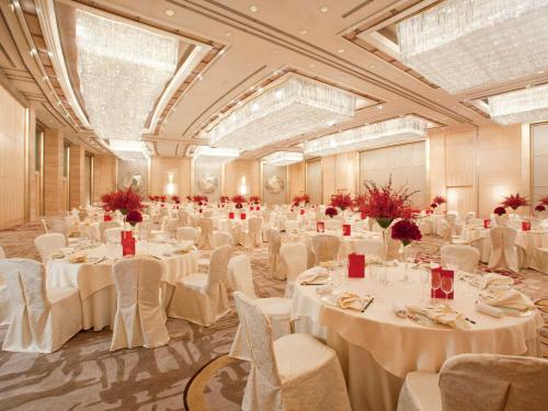 a large banquet hall with white tables and chairs at Fairmont Yangcheng Lake in Kunshan