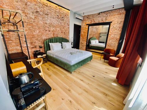 een slaapkamer met een bed en een bakstenen muur bij RUZ Hotels in Istanbul
