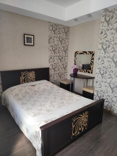 ペトロザヴォーツクにある"Apartment na Lenina 5" Самостоятельное заселение 24x7のベッドルーム(大型ベッド1台、鏡付)