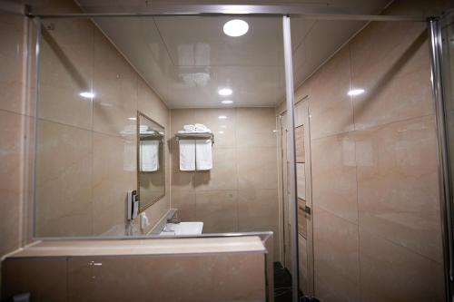 Bilik mandi di Hotel The Star