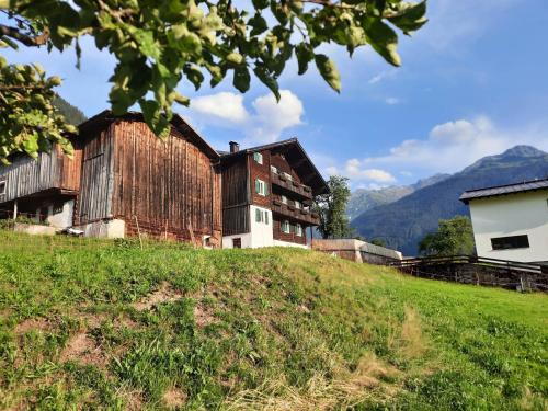 an old barn on a hill in a field at Hus 172 in Gaschurn