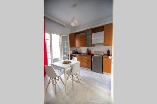 Virtuvė arba virtuvėlė apgyvendinimo įstaigoje Your cozy downtown home - Apartment