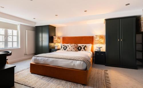 Ліжко або ліжка в номері The Wapping Wharf - Modern & Bright 2BDR Flat on the Thames with Parking
