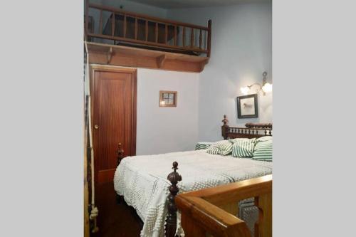 um quarto com uma cama e uma porta de madeira em El último rincón, dúplex con piscina climatizada em La Pinilla