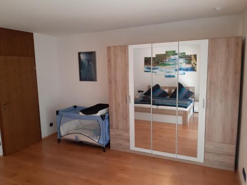 a room with a bed and a glass door at A25 FeWo 180qm mit 5 Schlafzimmer, 2 Badezimmer für bis zu 8 Personen in Abstatt