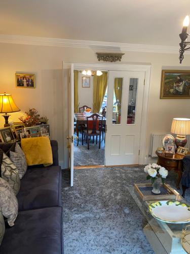 uma sala de estar com um sofá e uma mesa em Killyliss Country House B&B em Lisnalong