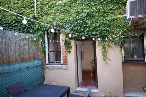 Ein Balkon oder eine Terrasse in der Unterkunft Le cosy cour privée clim wifi 3 etoiles