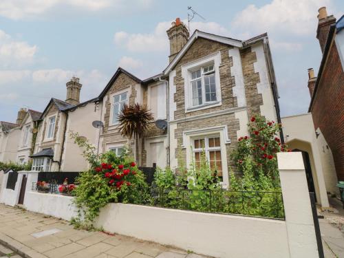 a house with flowers in front of it at Dreytop in Ryde