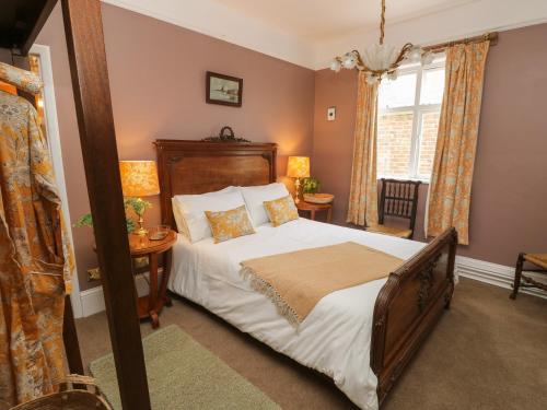 a bedroom with a large bed and a window at Dreytop in Ryde