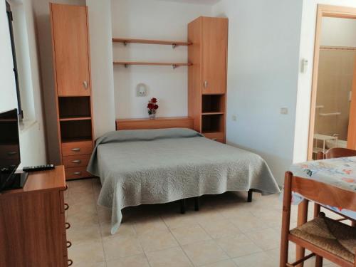 a bedroom with a bed and a dresser at Case vacanze Villa Elisa in Vieste