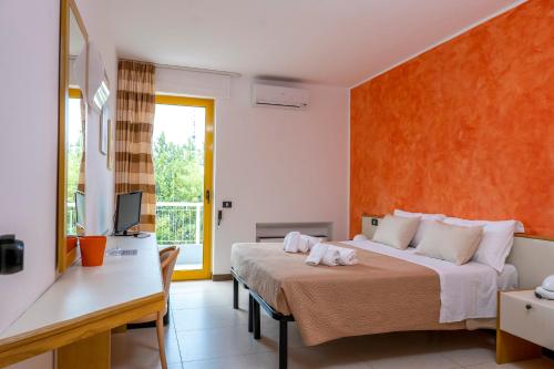 una camera d'albergo con letto e scrivania di Hotel Santa Lucia a Santa Cesarea Terme