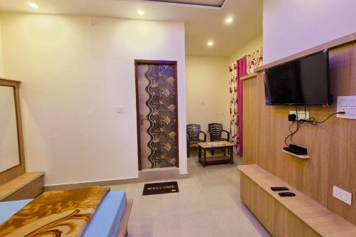 a room with a bed and a tv on a wall at Mohan Home Stay in Dalhousie