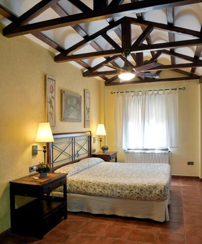 a bedroom with a large bed and a window at Hotel Rural La Moragona in Vara de Rey