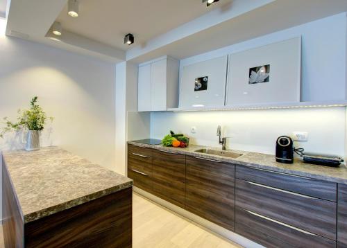 una cocina con armarios de madera y fregadero en Four Blue Seasons - Luxury Apartments Dubrovnik, en Dubrovnik
