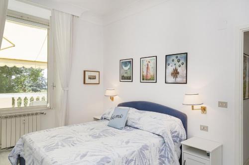 biała sypialnia z łóżkiem z laptopem w obiekcie Eden Vista Mare by Wonderful Italy w Genui