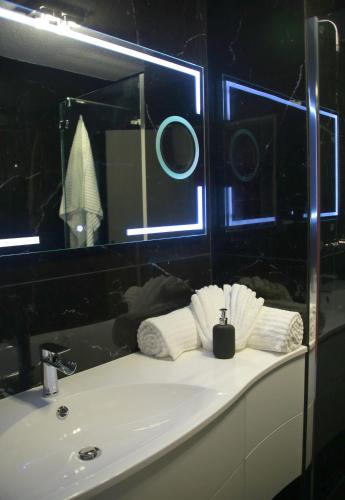 une salle de bain avec un lavabo blanc et un miroir dans l'établissement Appartement T4 centre-ville, plage à 5 min à pied, à Sainte-Maxime