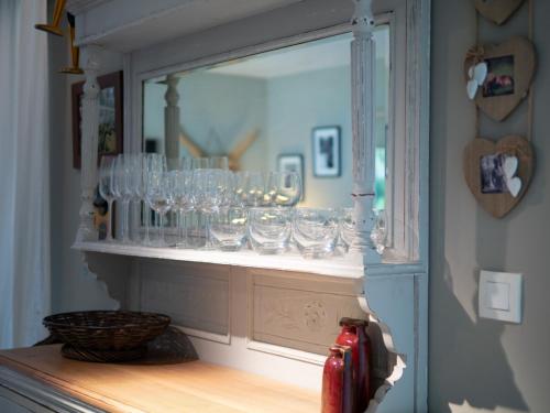 une étagère avec des verres à vin sur un mur dans l'établissement Les Pins, Provence Country Club, à Saumane-de-Vaucluse