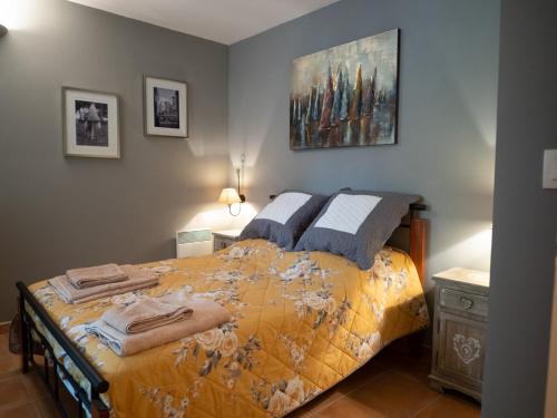 a bedroom with a bed and a painting on the wall at Les Pins, Provence Country Club in Saumane-de-Vaucluse