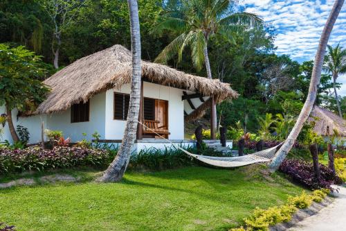 una casa con un'amaca di fronte di Tropica Island Resort-Adults Only a Malolo