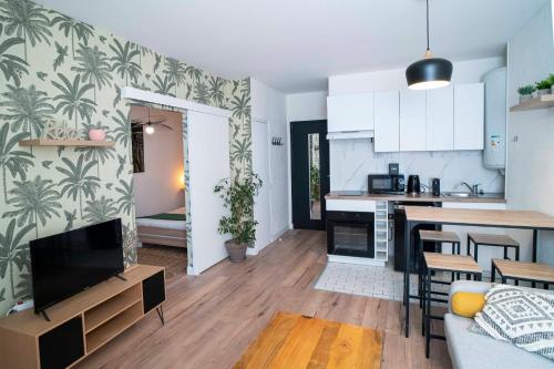 une cuisine et un salon avec un canapé et une table dans l'établissement ONLOC - Appart Réveil proche Halles avec parking, à Pau