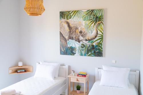una camera con due letti e un dipinto di un elefante di Private, Quiet, Isolated Villa in Chania / HomeAlone a Chorafakia