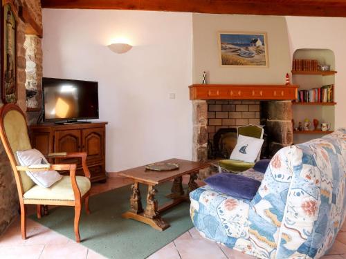 un salon avec un canapé et une cheminée dans l'établissement Holiday Home Ty Marieflo by Interhome, à Ploemeur