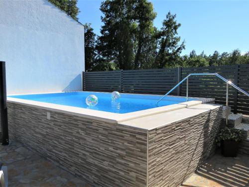 Bazén v ubytování Holiday Home Milka 1 by Interhome nebo v jeho okolí