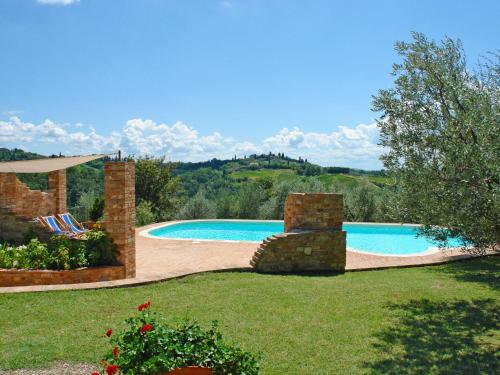 una piscina in un cortile con patio e cortile di Holiday Home Il Casolarino by Interhome a San Martino a Maiano
