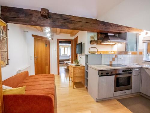 eine Küche und ein Wohnzimmer mit einem Herd mit Backofen in der Unterkunft Apartment Beim Holzschnitzer-2 by Interhome in Sölden