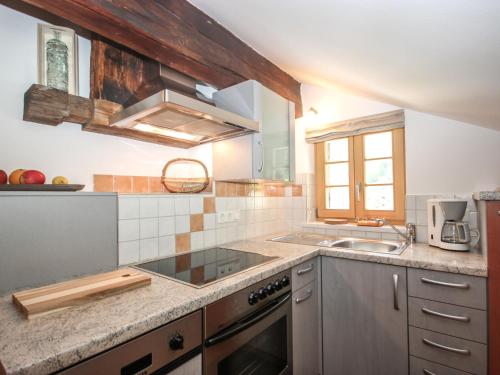 Virtuvė arba virtuvėlė apgyvendinimo įstaigoje Apartment Beim Holzschnitzer-2 by Interhome