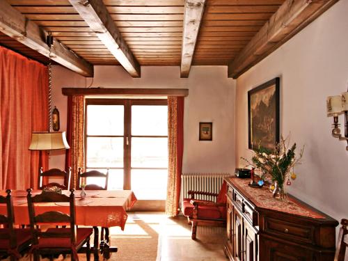 salon ze stołem i dużym oknem w obiekcie Apartment Eckel-2 by Interhome w mieście Russbach