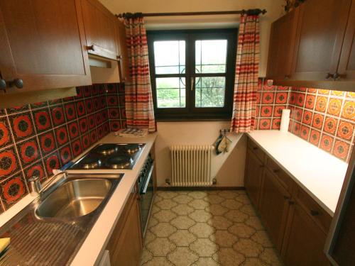 kuchnia ze zlewem, kuchenką i oknem w obiekcie Apartment Eckel-2 by Interhome w mieście Russbach
