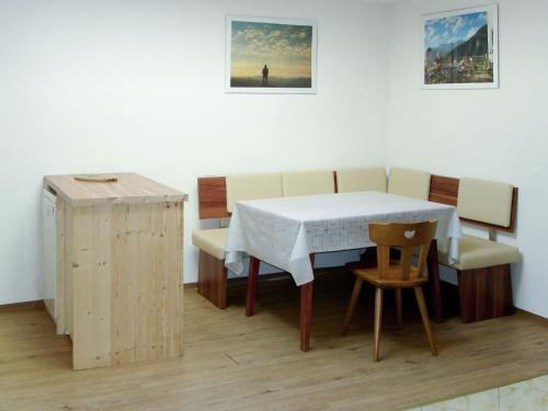 Restavracija oz. druge možnosti za prehrano v nastanitvi Apartment Haupthaus Schönblick - SVH118 by Interhome
