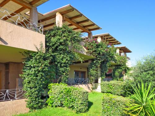 a building with ivy on the side of it at Apartment Il Fjordo bilo - PPZ160 by Interhome in Porto Pozzo
