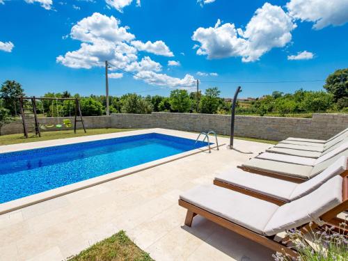 Bazén v ubytovaní Holiday Home Baretuni by Interhome alebo v jeho blízkosti