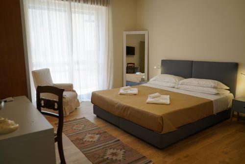 Кровать или кровати в номере Avenue Rooms